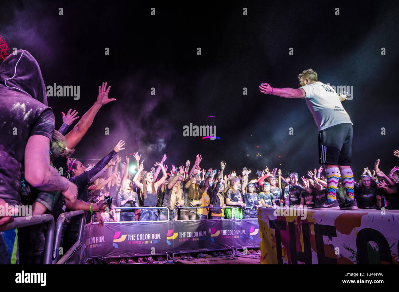 Il primo DEL REGNO UNITO, IL COLOUR RUN notte, che si tiene intorno alla regina Elisabetta Parco Olimpico di Stratford, Londra, Regno Unito 2015. Stadio Olimpico. Notte oscura ora evento Foto Stock