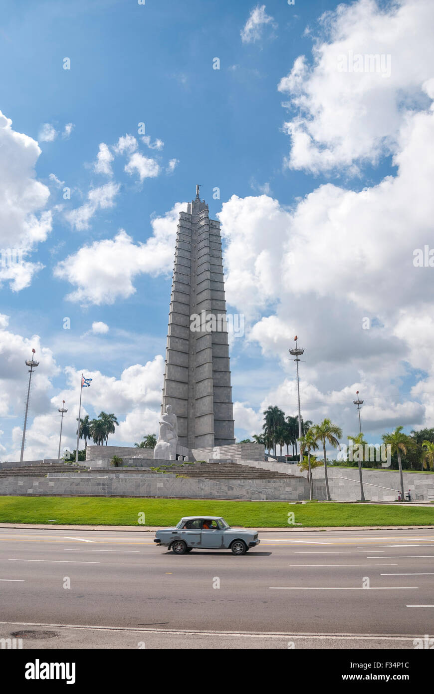 Il vecchio Lada taxi passa da José Martí Memorial e il belvedere adiacente a Piazza della Rivoluzione a l Avana Cuba Foto Stock