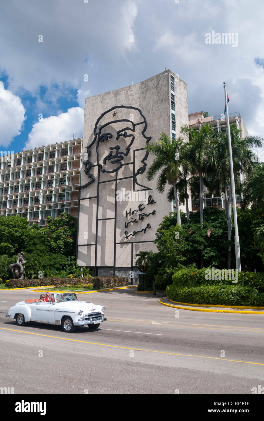 Una vista dalla Piazza della Rivoluzione dell'immagine scolpita di Che Guevara sul ministero dell'interno edificio in Havana Cuba. Foto Stock