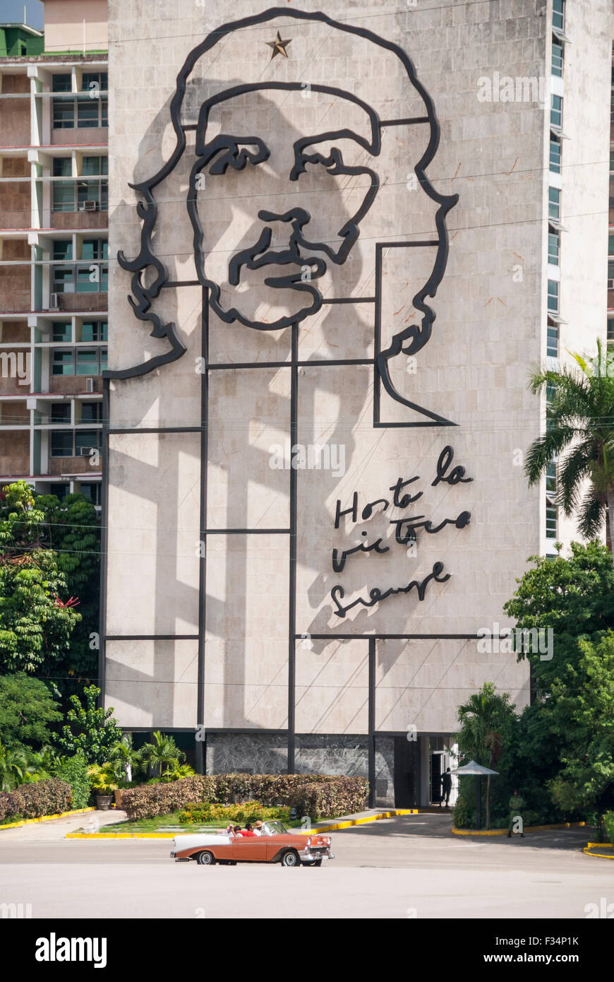 Una vista dalla Piazza della Rivoluzione dell'immagine scolpita di Che Guevara sul ministero dell'interno edificio in Havana Cuba. Foto Stock