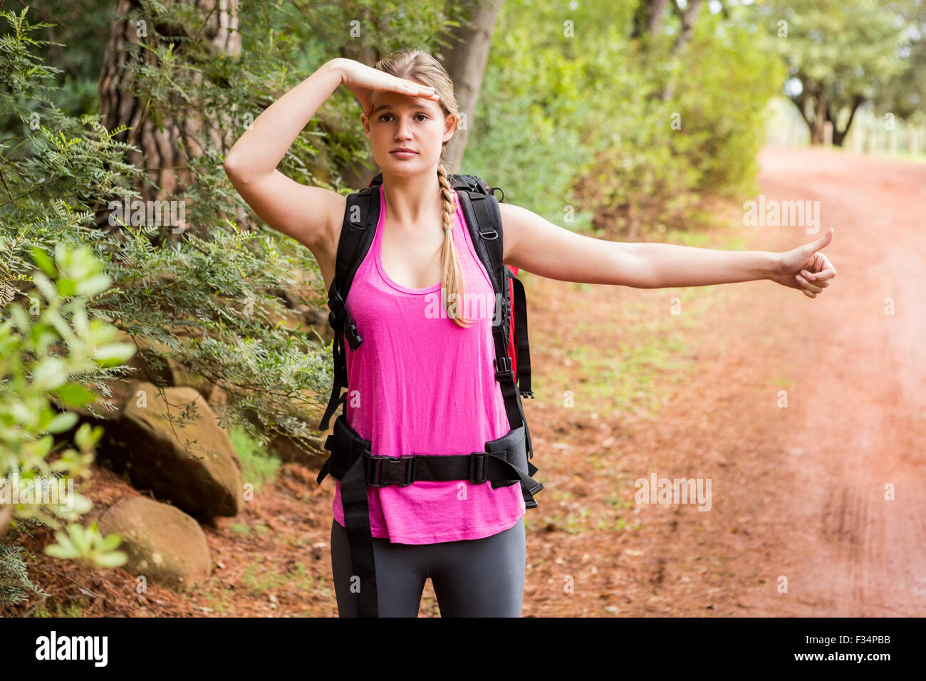 Bella bionda con zaino autostop Foto Stock