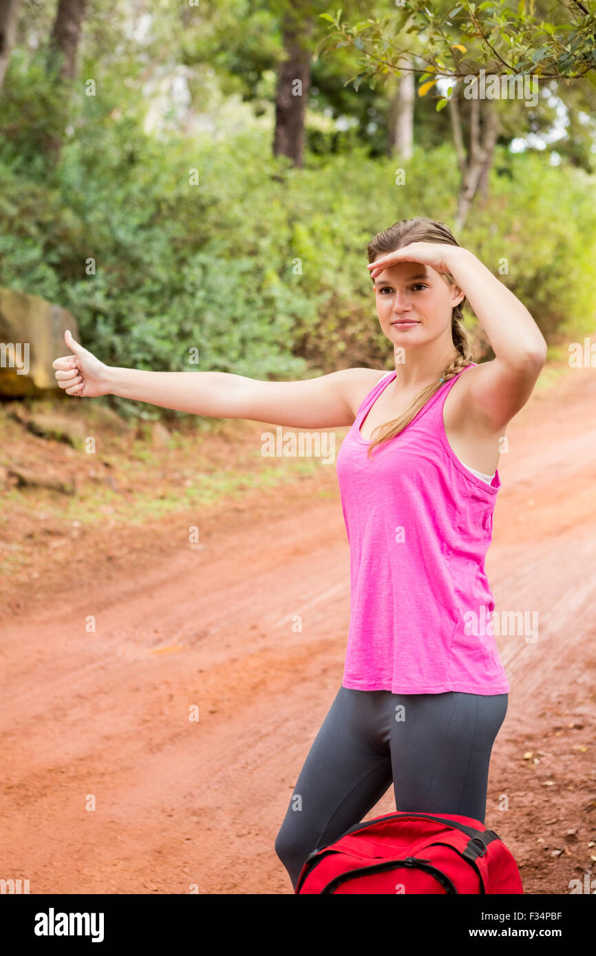 Bella bionda con zaino autostop Foto Stock