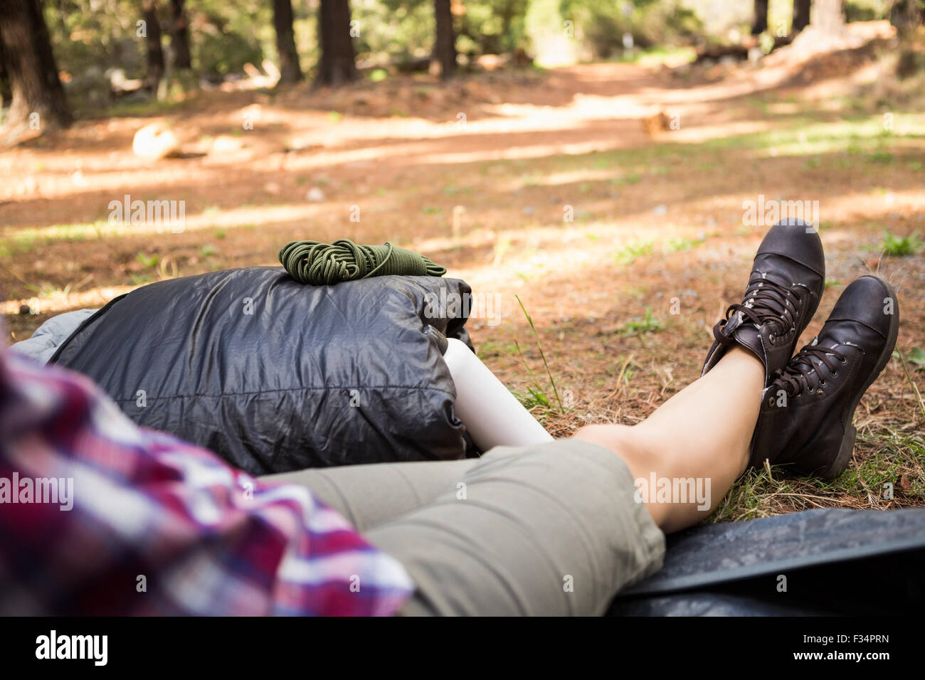 Camper femmina seduto in tenda Foto Stock