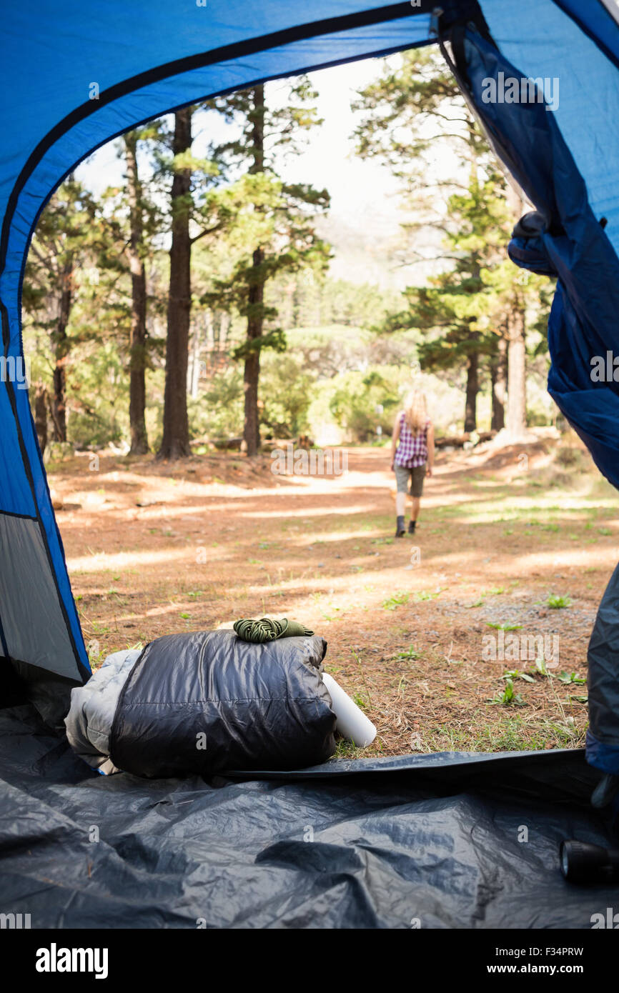 Blonde camper a piedi dalla tenda Foto Stock