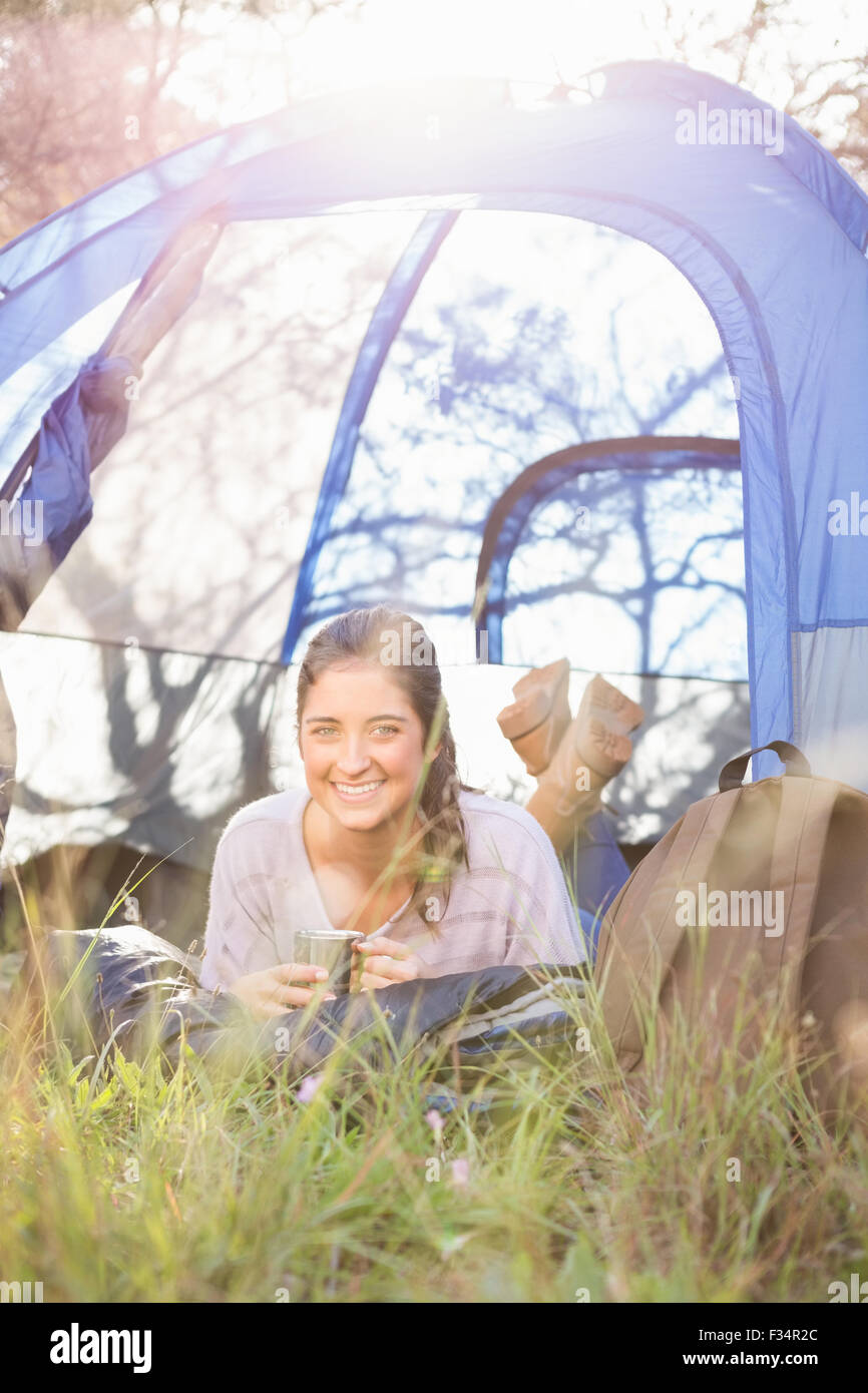 Sorridente brunette camper giacente in tenda Foto Stock