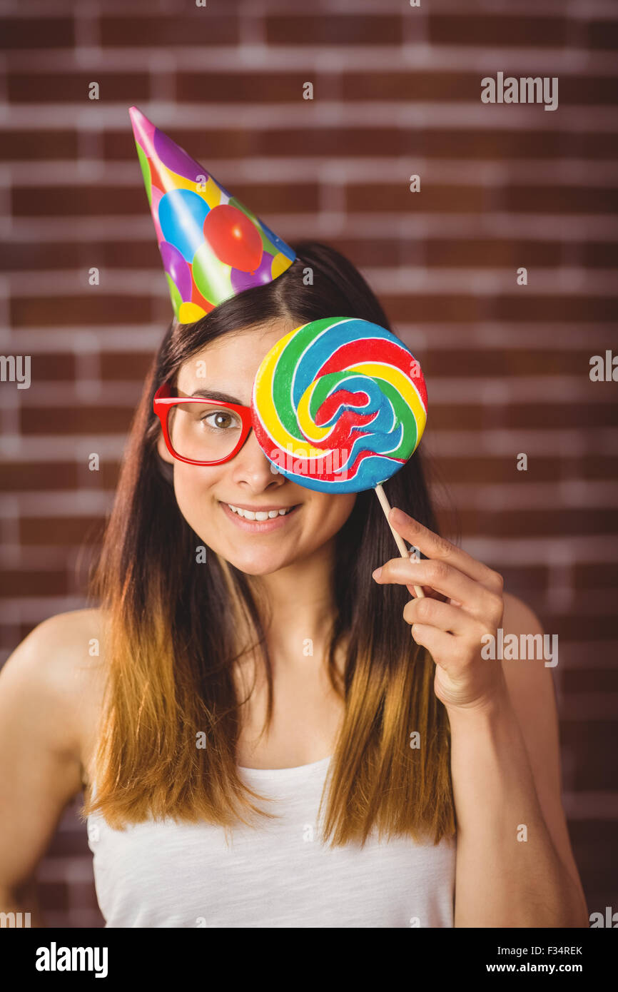 Pretty hipster con party hat e lecca-lecca Foto Stock