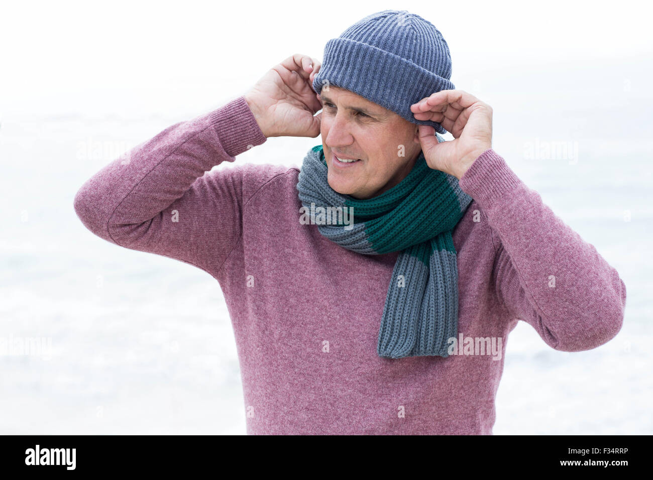 Uomo sorridente indossando vestiti caldi Foto Stock
