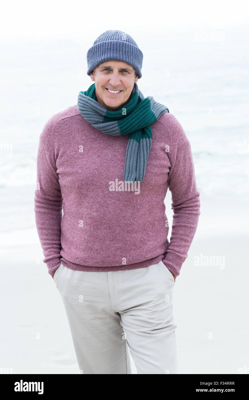 Uomo sorridente indossando vestiti caldi Foto Stock