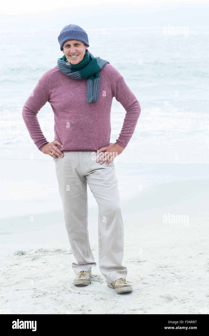 Uomo sorridente indossando vestiti caldi Foto Stock