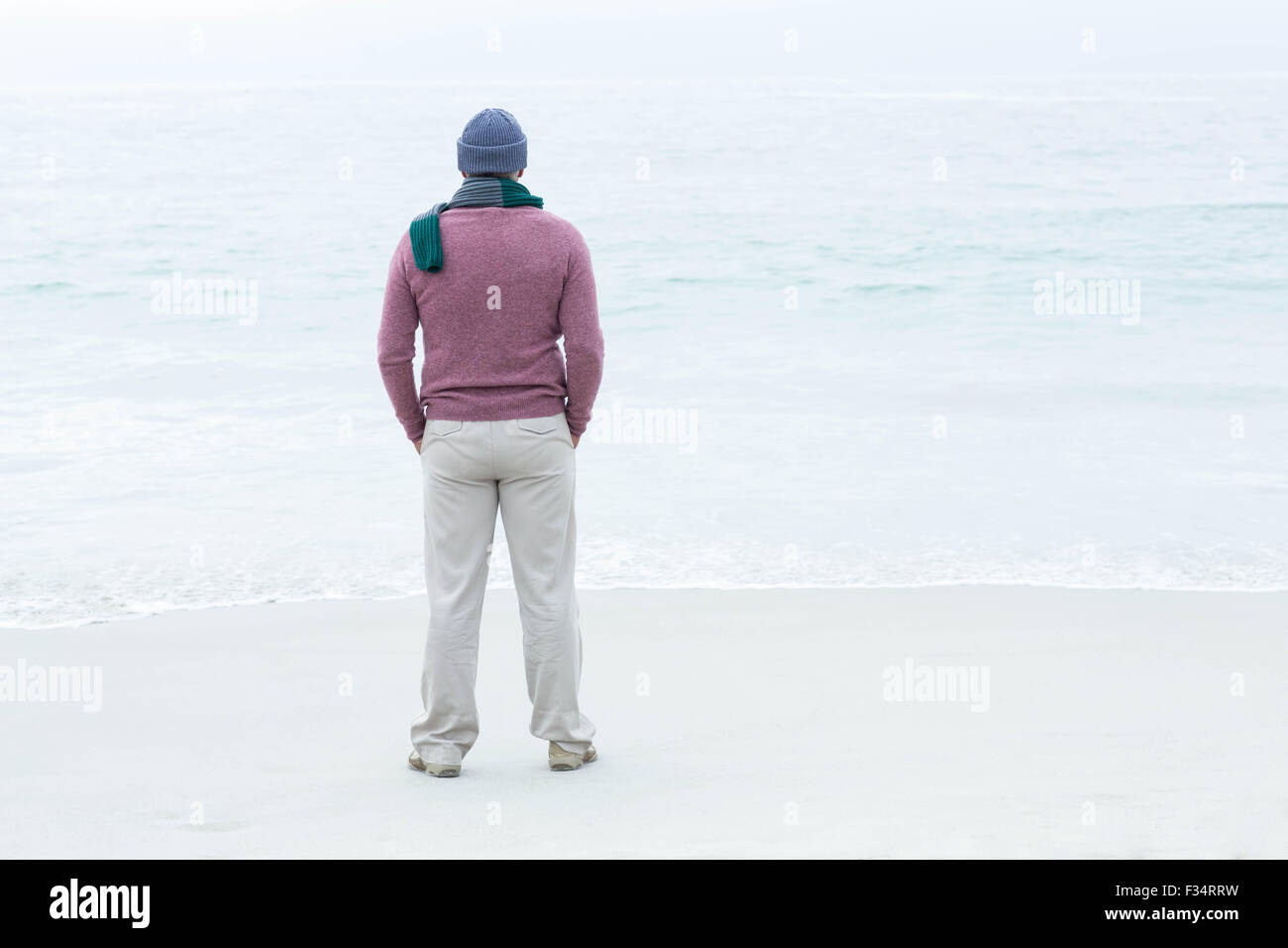 Uomo sorridente indossando vestiti caldi Foto Stock