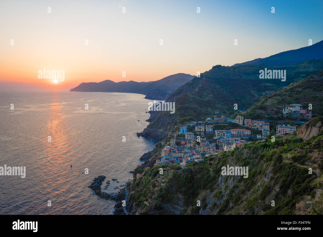Tramonto a Riomaggiore in Cinque Terre, Italia Foto Stock
