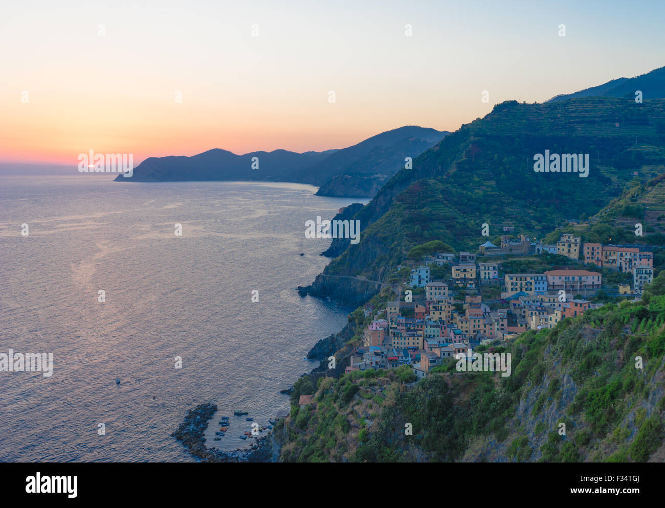 Il sole tramonta su Riomaggiore, la prima fermata e forse la più bella vista dell'Italia Cinque Terre. Foto Stock