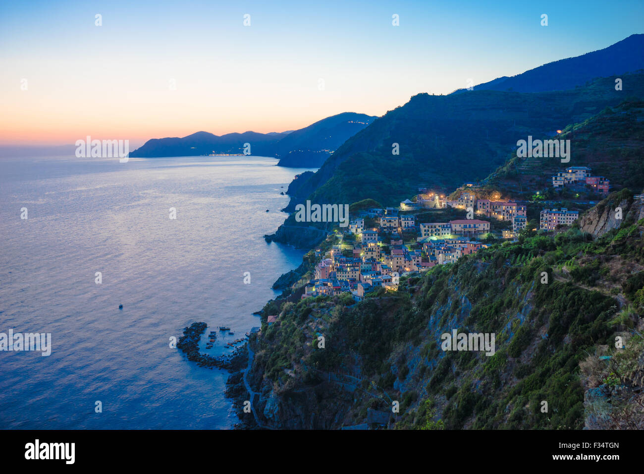 Un naturale vista aerea di Riomaggiore al crepuscolo. Riomaggiore è la prima destinazione che colpisce in Italia il Cinque Terre. Foto Stock