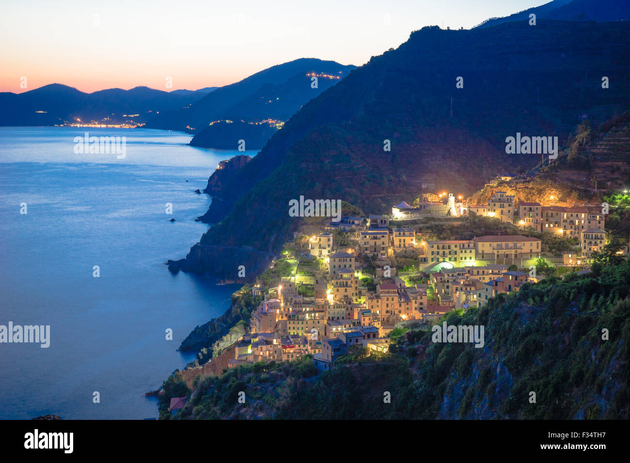 Primo piano vista aerea di Riomaggiore durante il tramonto in Cinque Terre, Italia. Foto Stock