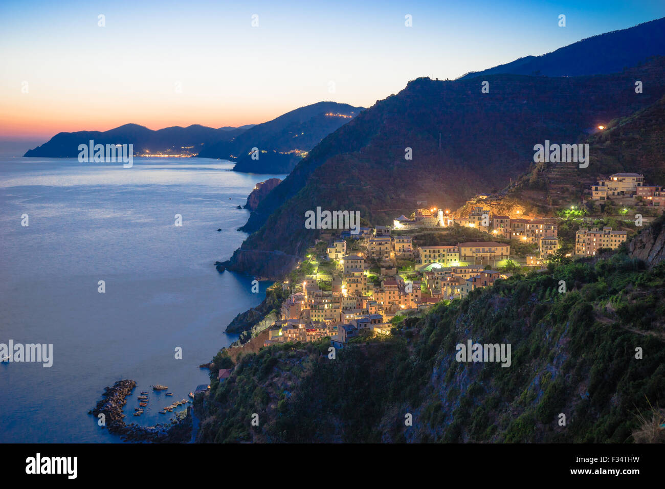 Vista aerea di Riomaggiore durante il tramonto in cinque Tere, Italia. Foto Stock