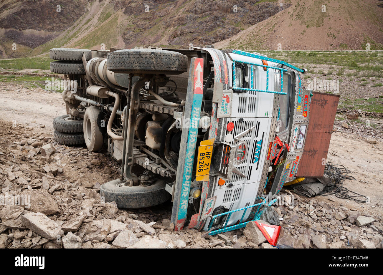 Carrello incidente sulla pericolosa frontiera himalayana di strade, Himachal Pradesh, India 2015 Foto Stock