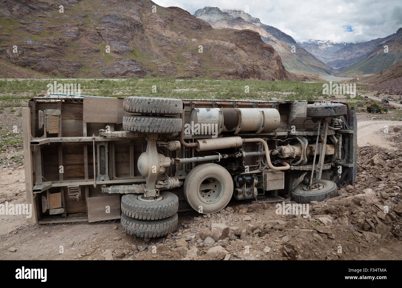 Carrello incidente sulla pericolosa frontiera himalayana di strade, Himachal Pradesh, India 2015 Foto Stock