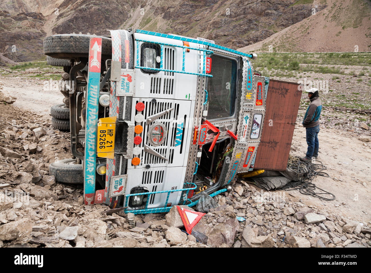 Carrello incidente sulla pericolosa frontiera himalayana di strade, Himachal Pradesh, India 2015 Foto Stock