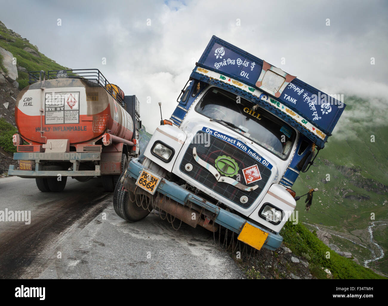 Carrello incidente sulla pericolosa frontiera himalayana di strade, Himachal Pradesh, India 2015 Foto Stock