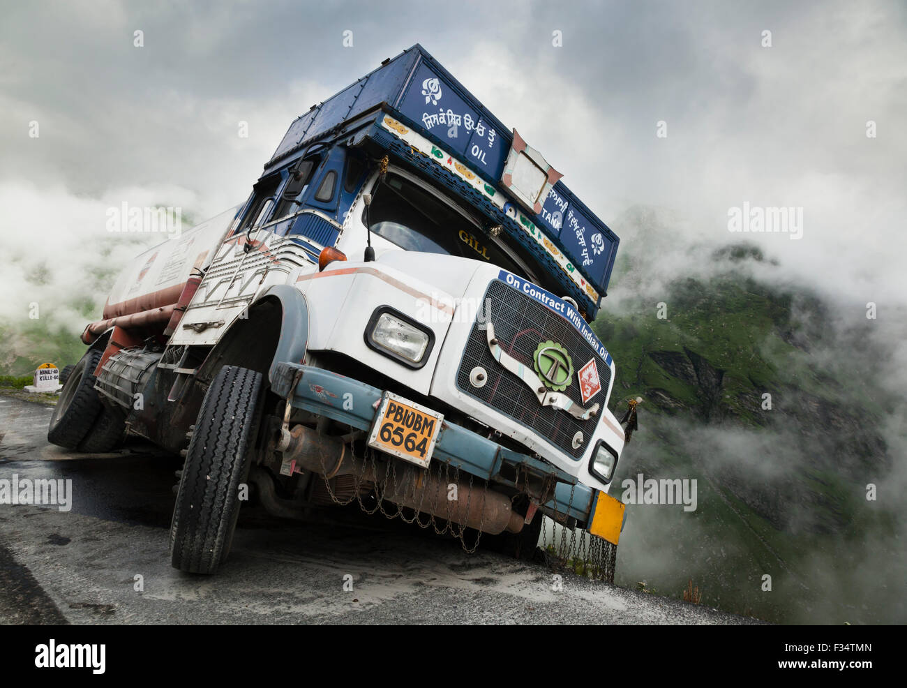 Carrello incidente sulla pericolosa frontiera himalayana di strade, Himachal Pradesh, India 2015 Foto Stock