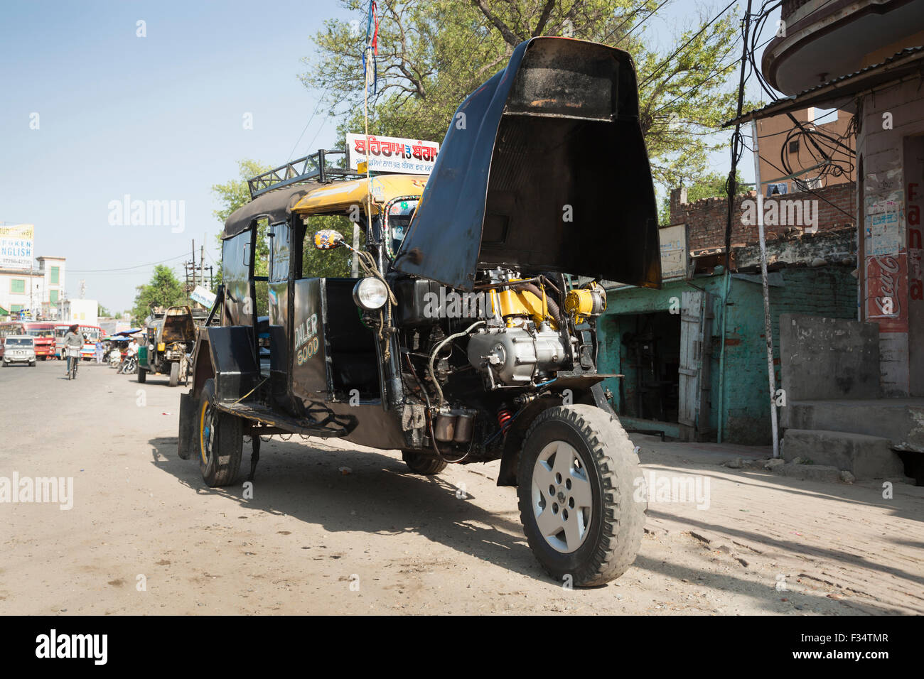 Antiquate tre indiani wheeler tempo taxi bus ancora lo standard i mezzi di trasporto pubblico per le zone rurali più povere regioni del Punjab, India Foto Stock