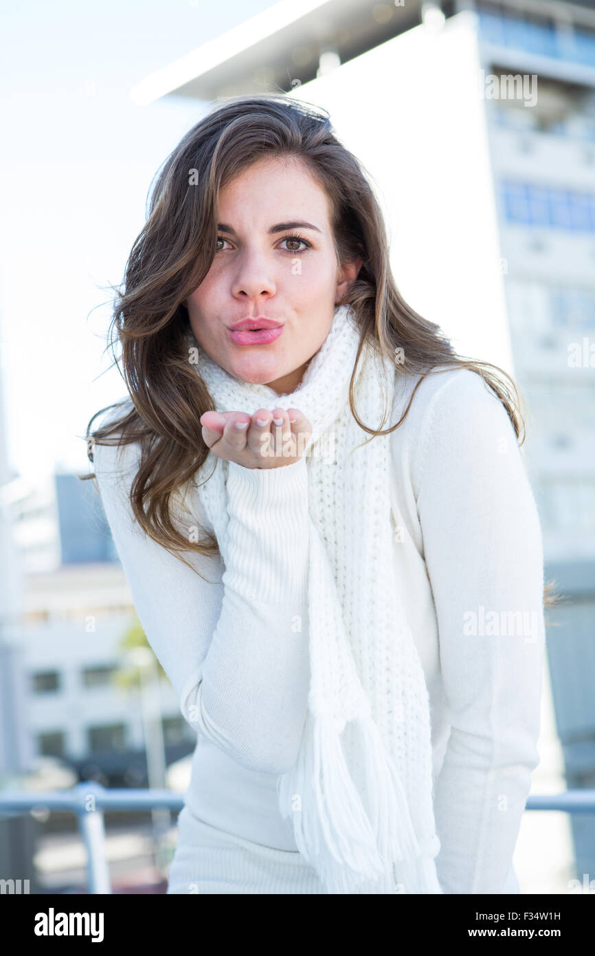 Gorgeous Brunette soffiando kiss Foto Stock