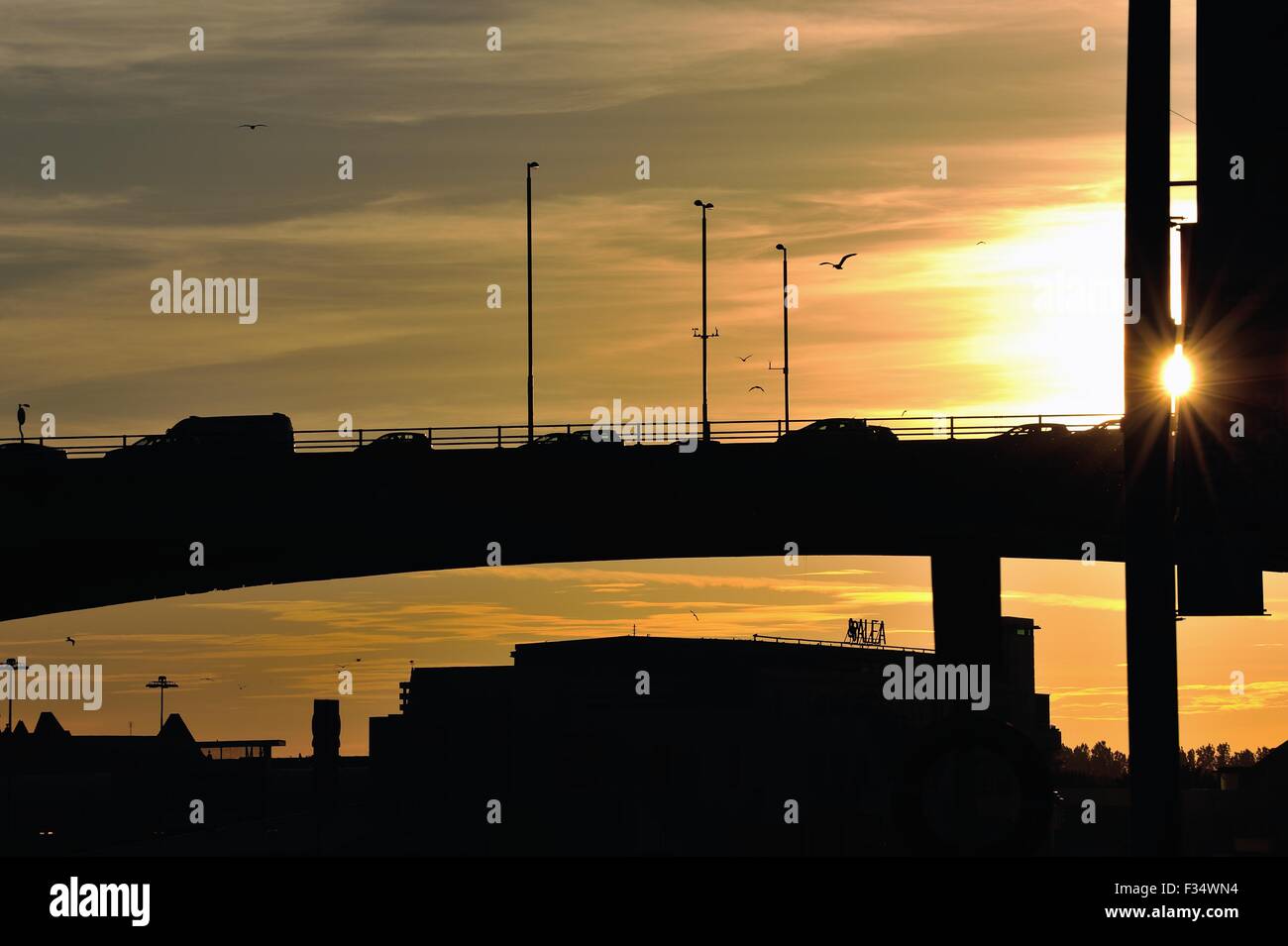 Glasgow, Scotland, Regno Unito. 29Sep, 2015. Le luci del tramonto fino Glasgow lungo il fiume Clyde scontornamento Kingston Bridge Credito: Tony Clerkson/Alamy Live News Foto Stock