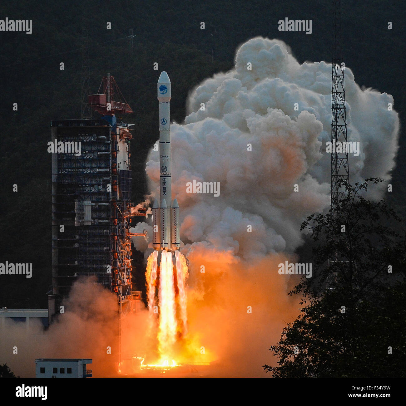 Xichang, Cina. Il 30 settembre, 2015. Una lunga marcia-3B razzo vettore che porta una nuova generazione di satelliti Beidou solleva dal Xichang Satellite Launch Center di Xichang, a sud-ovest della Cina di provincia di Sichuan, Sett. 30, 2015. La Cina ha inviato una nuova generazione di satelliti in orbita che sarà in grado di supportare il suo sistema globale di navigazione e posizionamento di rete a 7:13 a.m. Ora di Pechino mercoledì (2313 GMT martedì). Era il ventesimo satellite per il Beidou Navigation Satellite System (BDS), e mettere la Cina un passo più vicino per fornire una alternativa alla U.S.-azionato il GPS. Credito: Xinhua/Alamy Live News Foto Stock