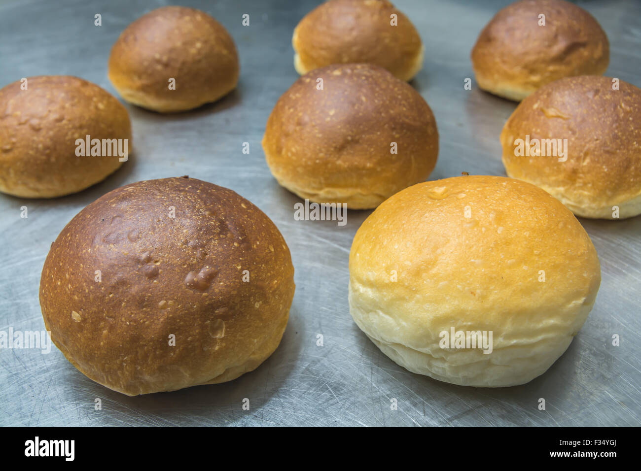 Bene e male il pane fatto in casa su inossidabile stazione di cucina Foto Stock