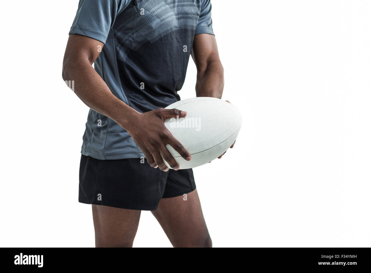 La sezione centrale dell'atleta tenendo palla da rugby Foto Stock