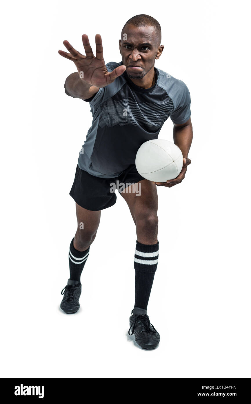 Aggressivo giocatore di rugby gesticolando tenendo palla Foto Stock