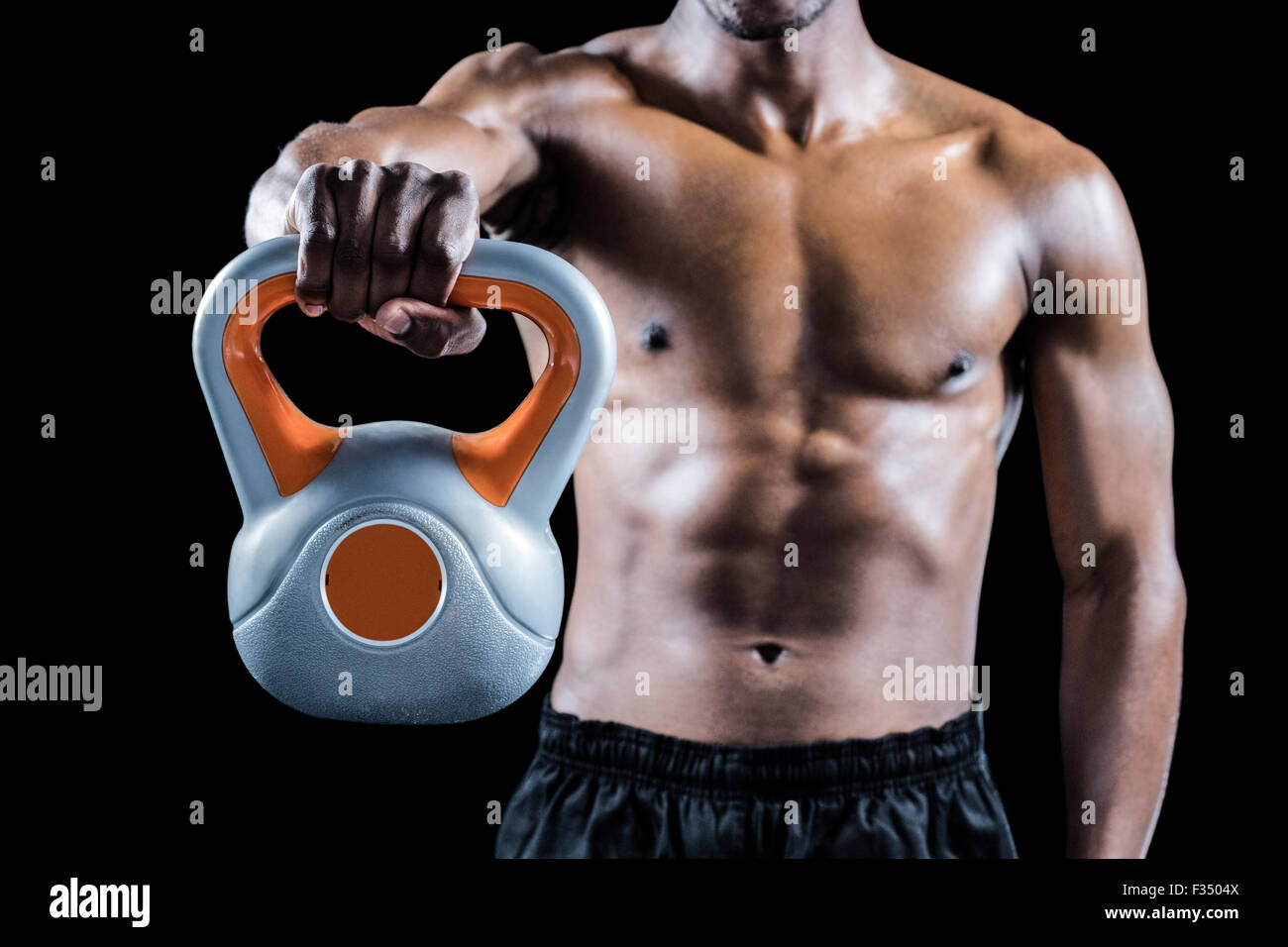 La sezione centrale del uomo muscolare kettlebell holding Foto Stock