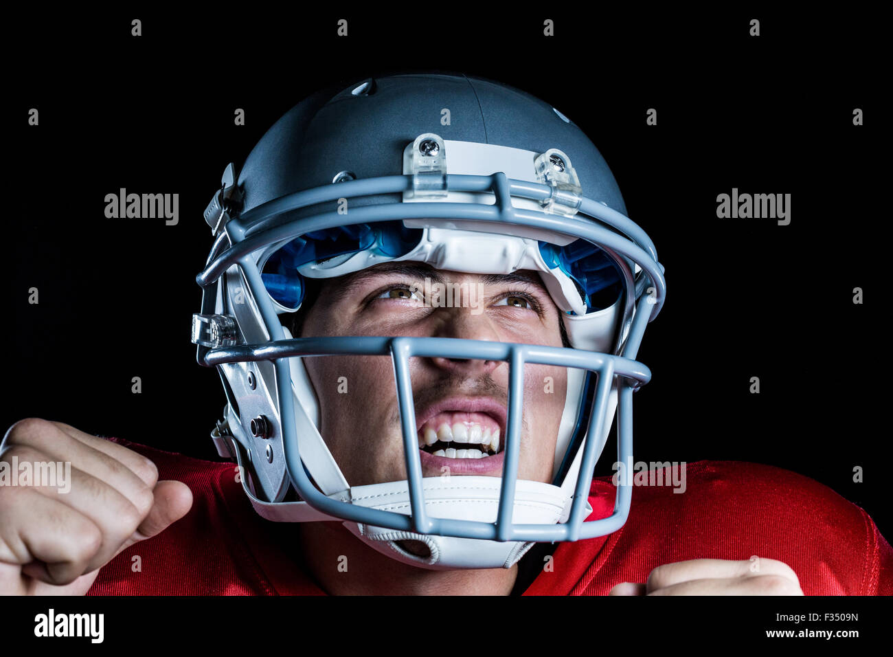 Felice sportivo tifo mentre guardando in alto Foto Stock