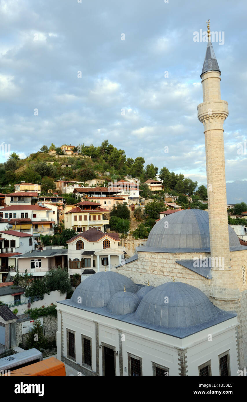 La moschea di piombo, Xhamia e Plumbit, un 16esimo secolo moschea denominata per la copertura di piombo delle sue cupole. Berat, Albania. 07Sep15 Foto Stock