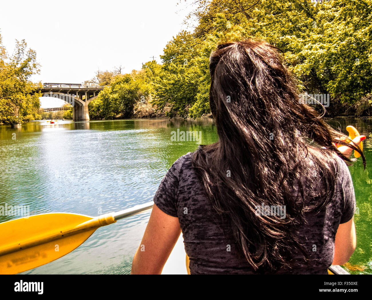 Giovane donna in canoa sul Barton Creek, Austin, Texas Foto Stock