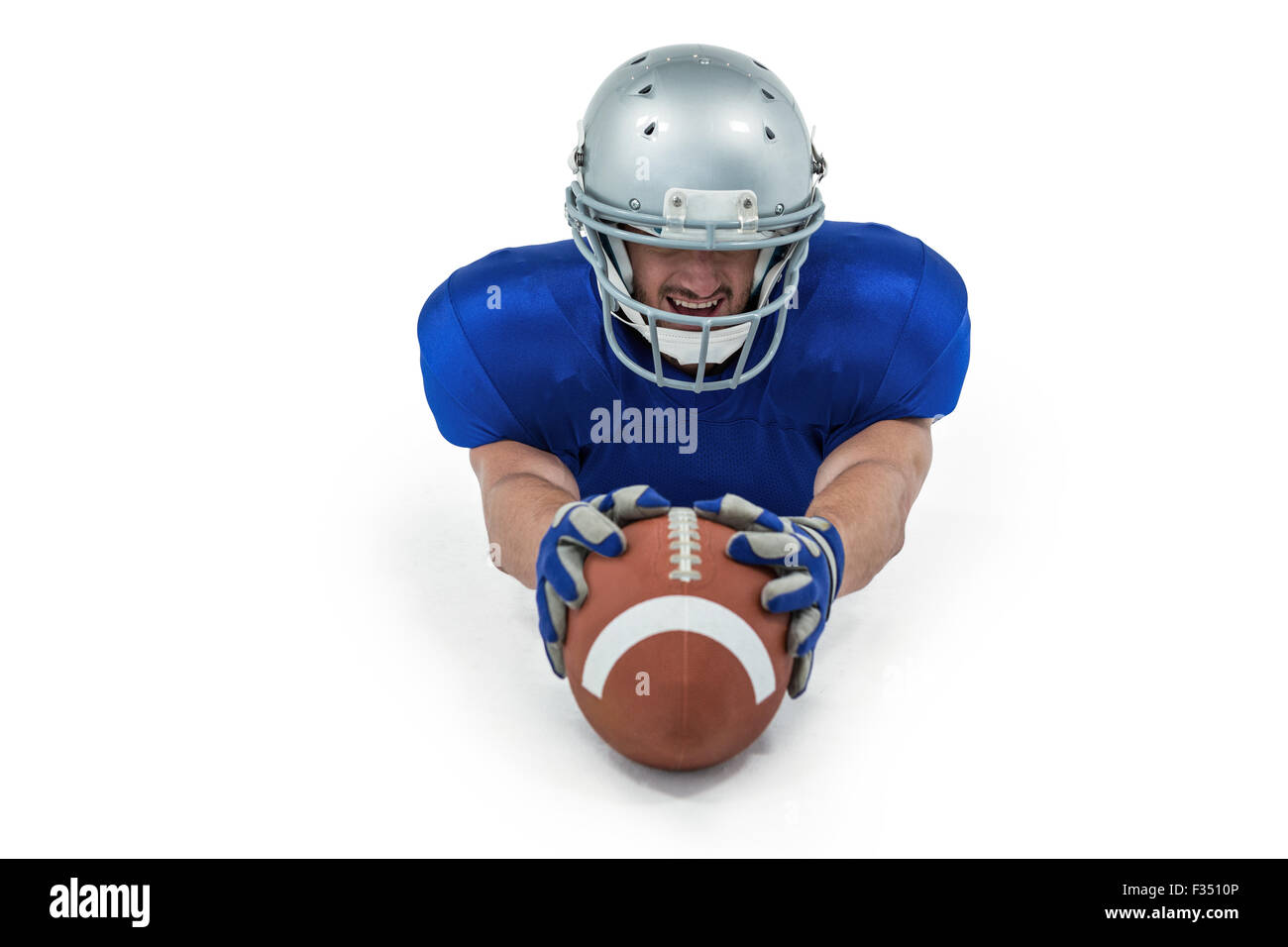 Giocatore di football americano che si allunga verso la sfera Foto Stock