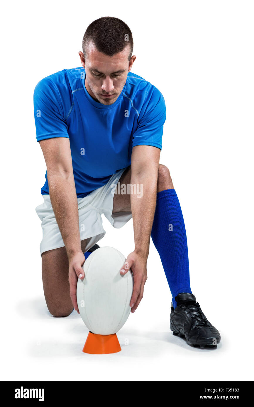 Per tutta la lunghezza del giocatore di rugby mettendo la sfera Foto Stock