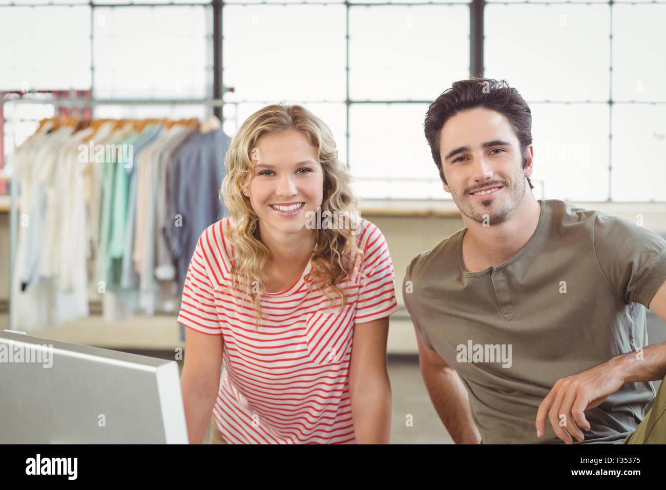 Ritratto di sorridere designer di moda in ufficio Foto Stock