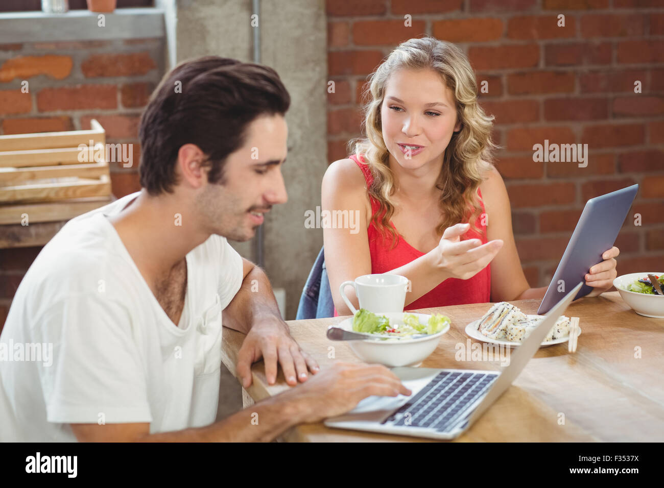 La gente di affari discutendo sopra il tavolo in ufficio Foto Stock