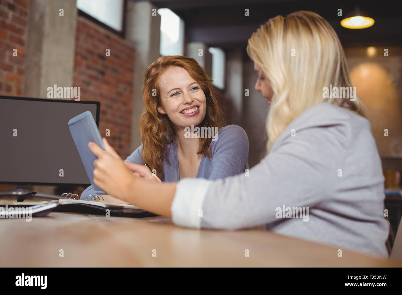 Business persone sorridenti durante l'interazione Foto Stock