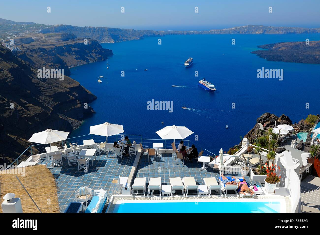 Una caldera vista mare sun deck e area piscina Fira Santorini Grecia Foto Stock