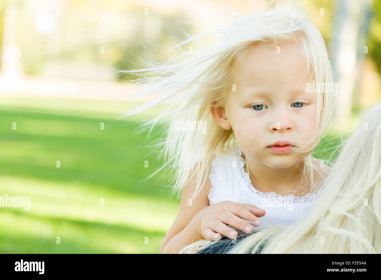 Malinconico Ritratto di Carino Bambina fuori nel Parco. Foto Stock