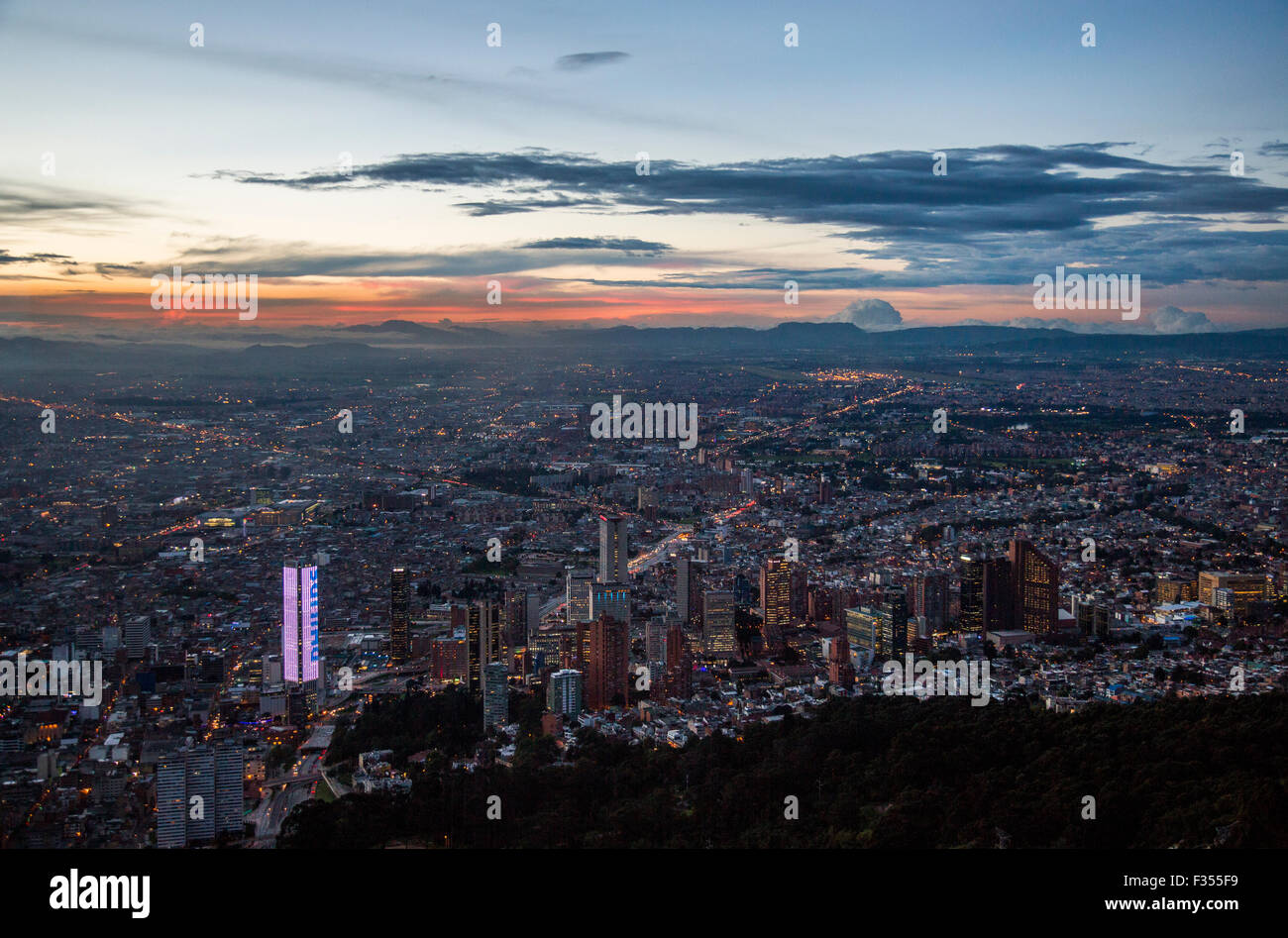 Il centro di Bogotà, Colombia da Mount Monserrate. Foto Stock