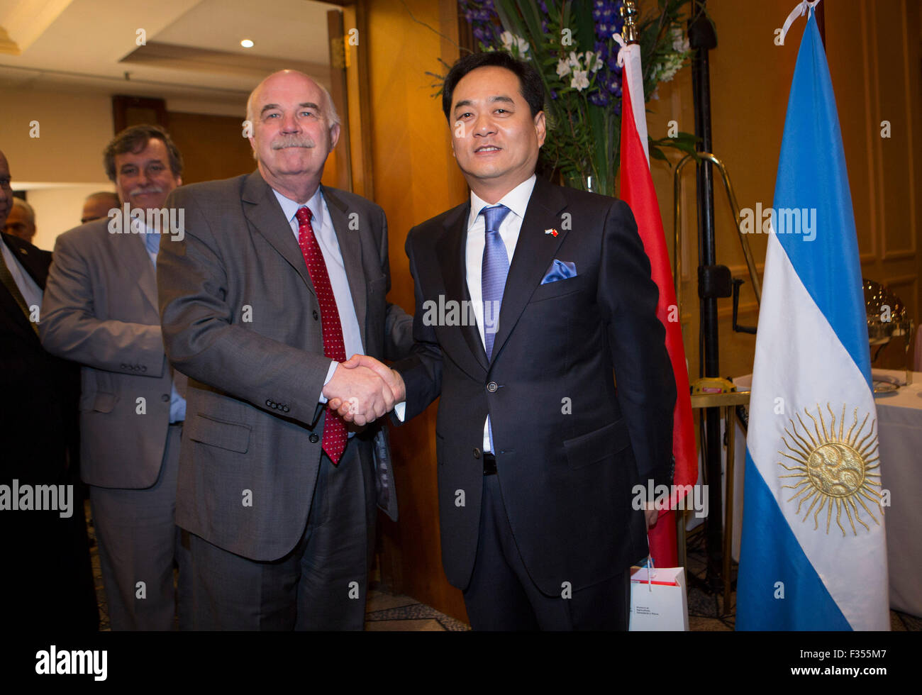 Buenos Aires, Argentina. 29Sep, 2015. Della Cina di Ambasciatore di Argentina Yang Wanmin (R) saluta l'agricoltura argentina il ministro Carlos Casamiquela durante un ricevimento per il sessantesimo anniversario della fondazione della Repubblica popolare di Cina in Buenos Aires, capitale dell'Argentina il 7 settembre 29, 2015. Credito: Martin Zabala/Xinhua/Alamy Live News Foto Stock