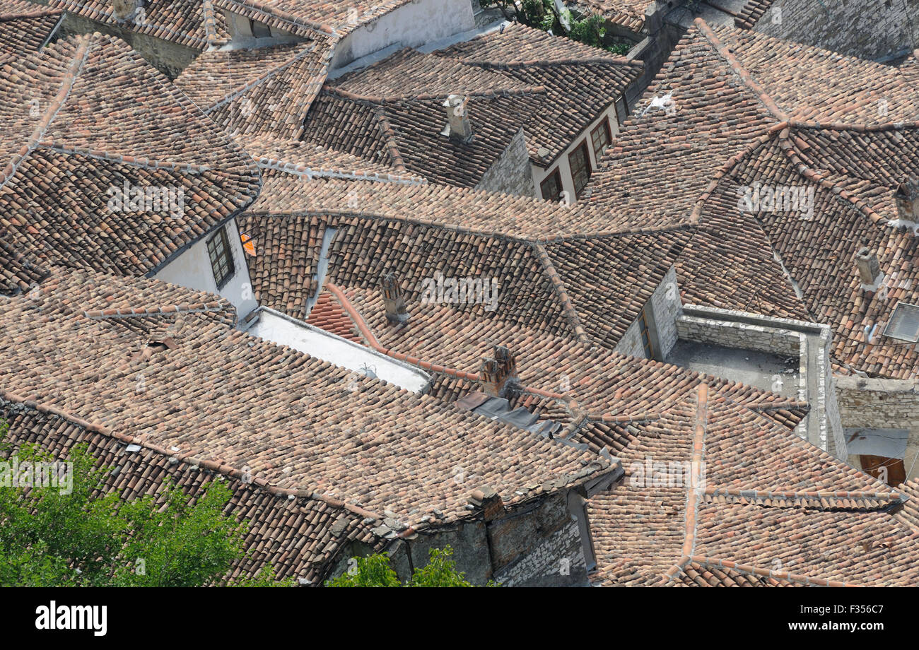 I tetti delle case al di sotto di Berat Castello. Berat, Albania. 08Sep15 Foto Stock