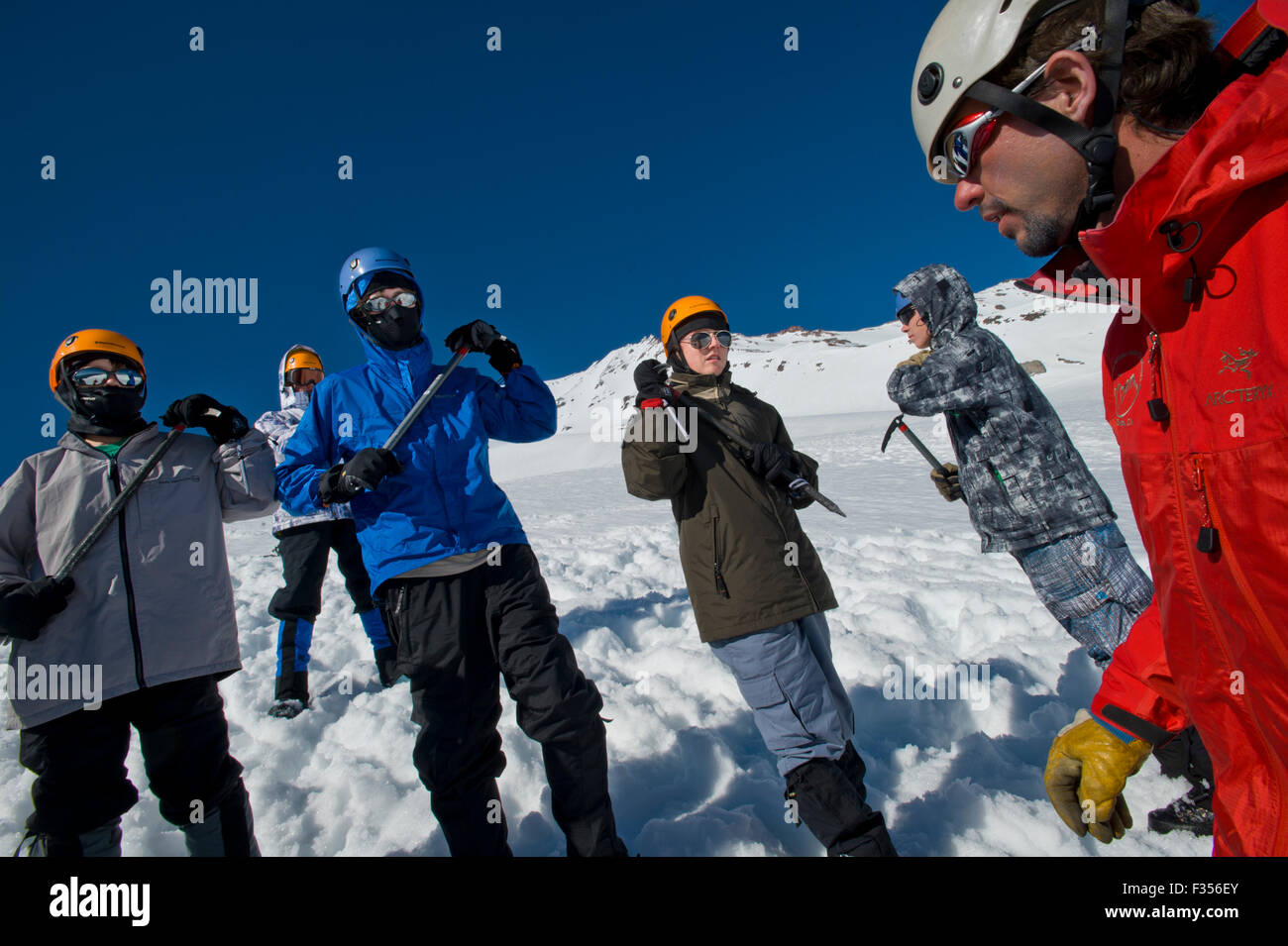 Una guida insegna ad utilizzare una piccozza per un arresto automatico tecnica ad un gruppo di ragazzi sul Monte Shasta Shasta, Trinità National Foto Stock