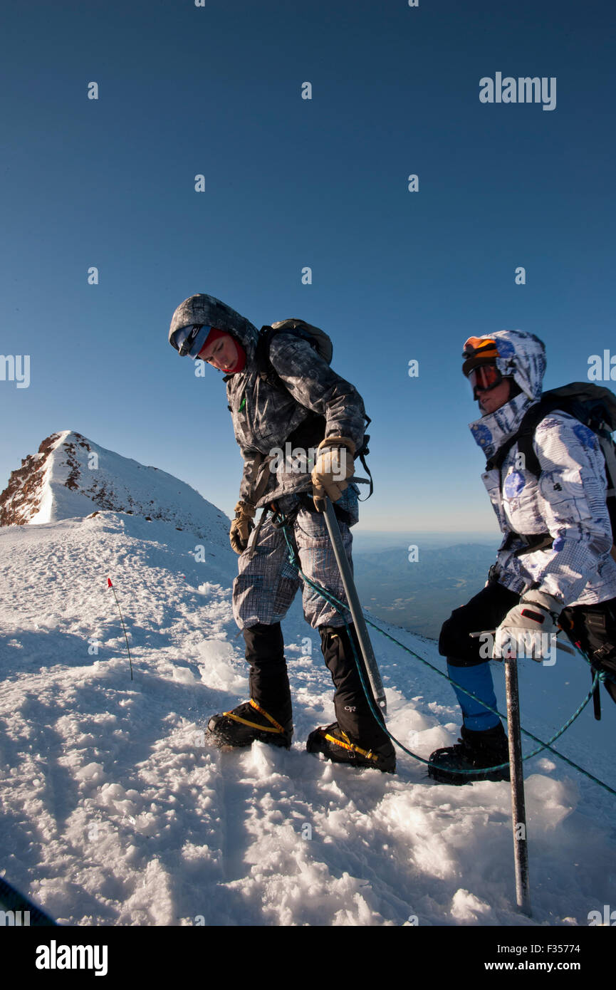 Due ragazzi di stare sulla cresta di una cresta come essi si sale fino alla vetta del Monte Shasta nella Trinità Shasta National Forest, Foto Stock