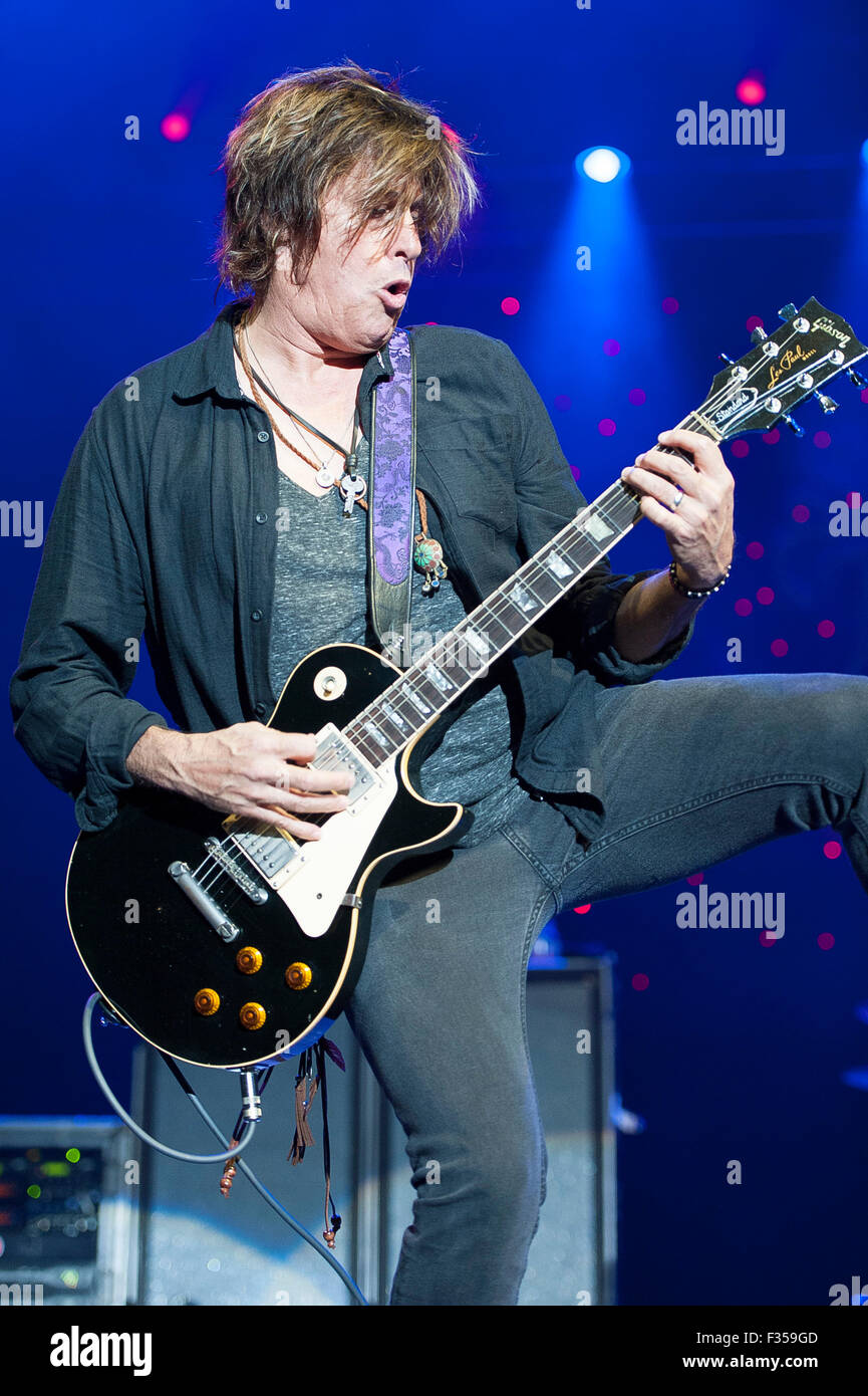 Settembre 13, 2015 - Raleigh, North Carolina, Stati Uniti d'America - chitarrista DEAN CETTA della band Stone Temple Pilots suona dal vivo come parte del G105 Shin Dig che ha avuto luogo a Walnut Creek anfiteatro situato in Raleigh. Copyright 2015 Jason Moore. © Jason Moore/ZUMA filo/Alamy Live News Foto Stock