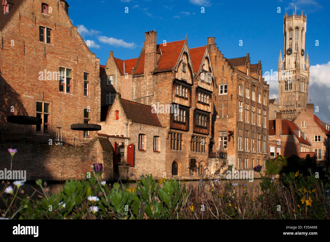 Il campanile di Bruges, Belfort (campanile medievale), Rozenhoedkaai, Ponte sul Dijver Canal. Torre campanaria e Dijver Canal. Bru Foto Stock