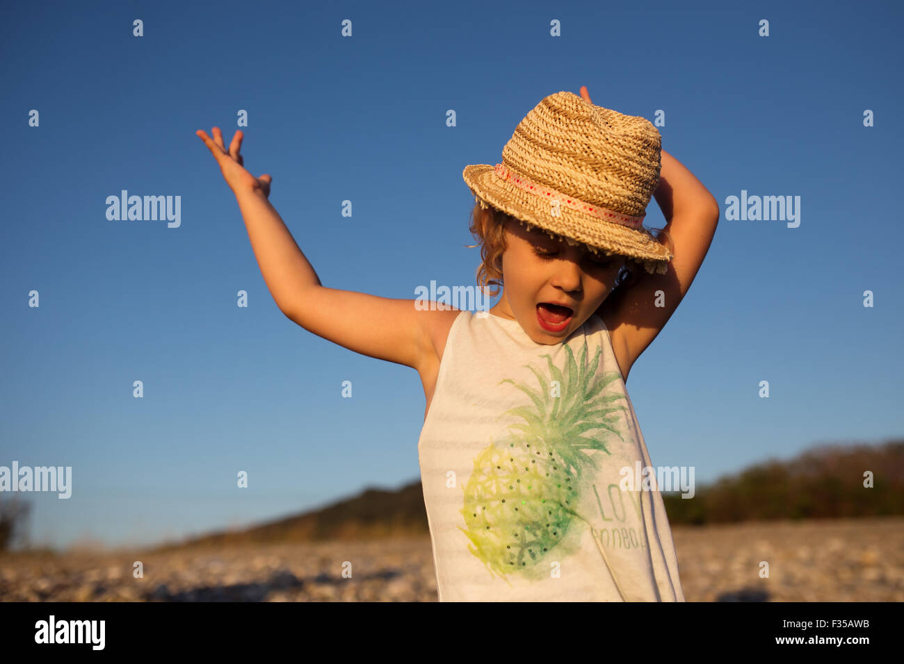 Carino bambina emotiva ritratto all'aperto nella calda luce del tramonto Foto Stock